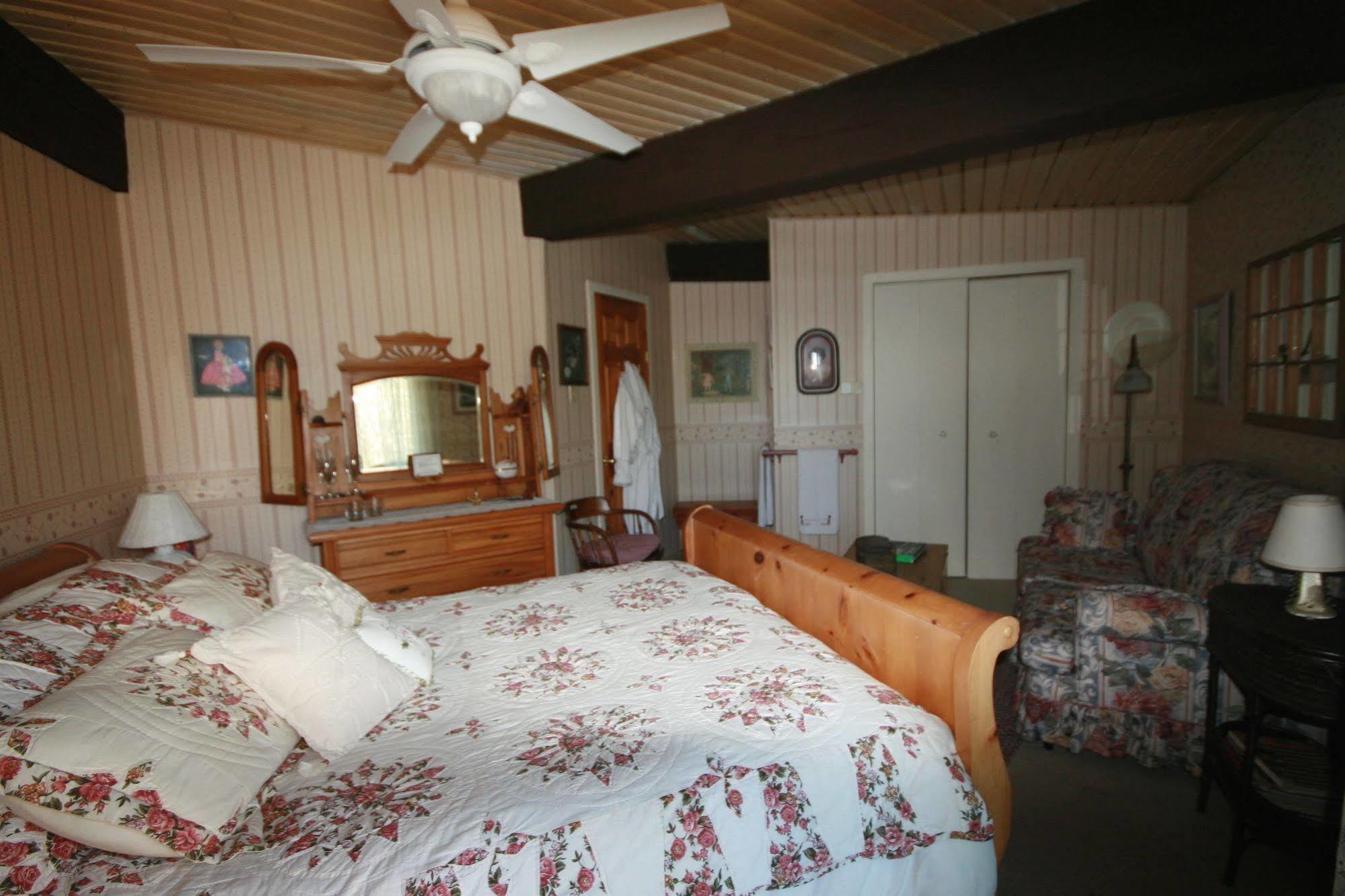 Stouffermill Bed & Breakfast Algonquin Highlands Extérieur photo
